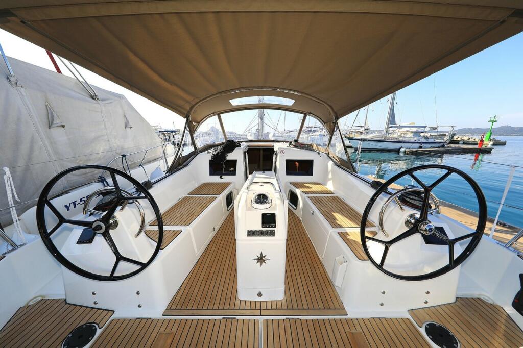 Sailing yacht 