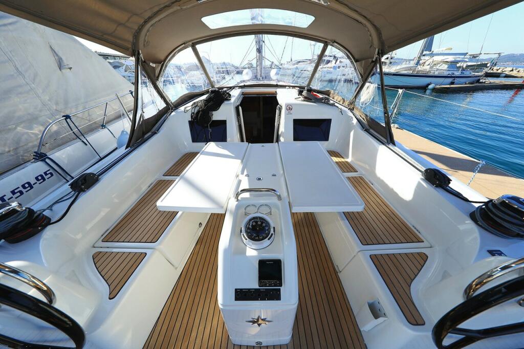 Sailing yacht 