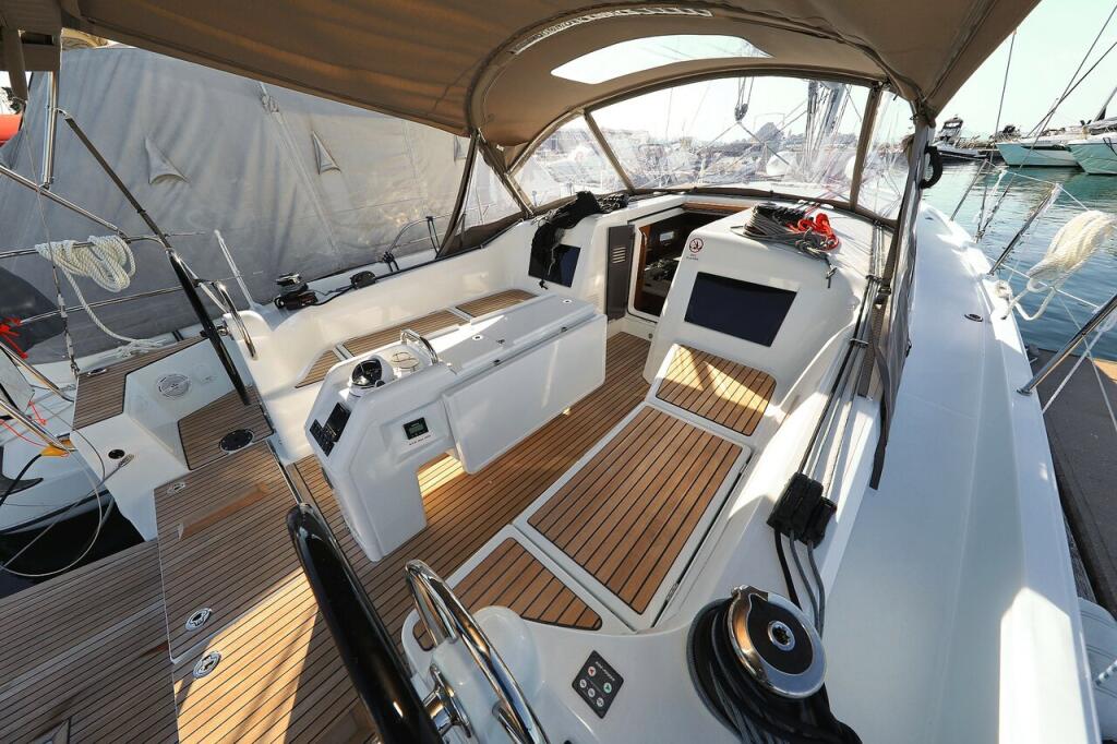 Sailing yacht 