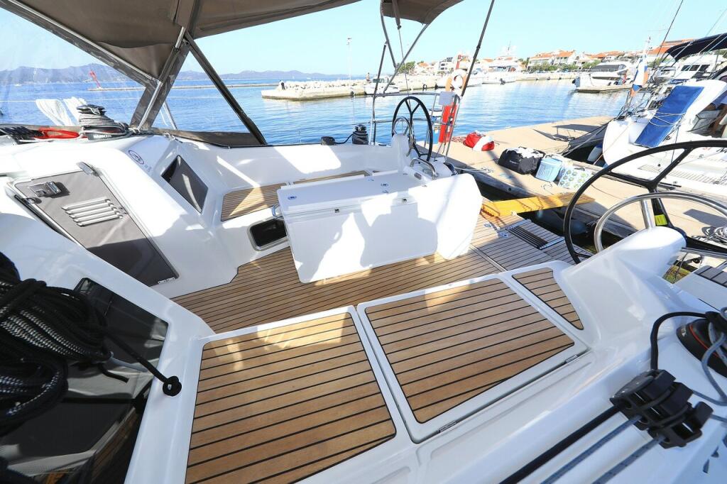 Sailing yacht 