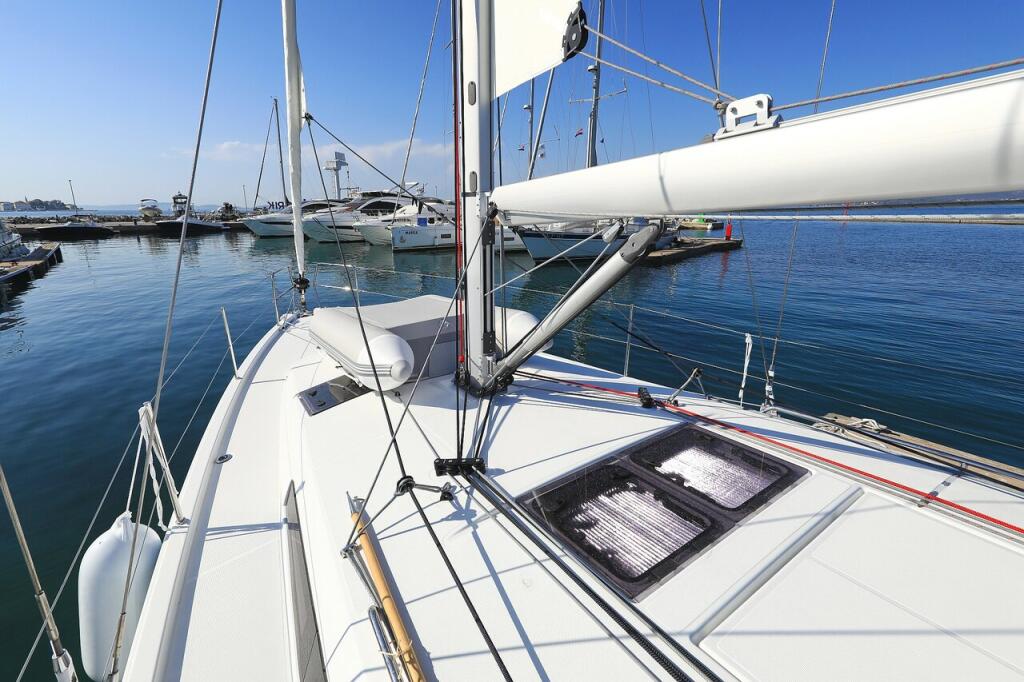 Sailing yacht 