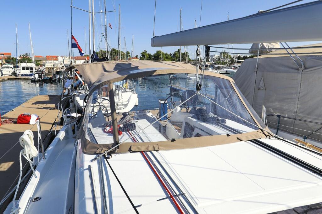 Sailing yacht 