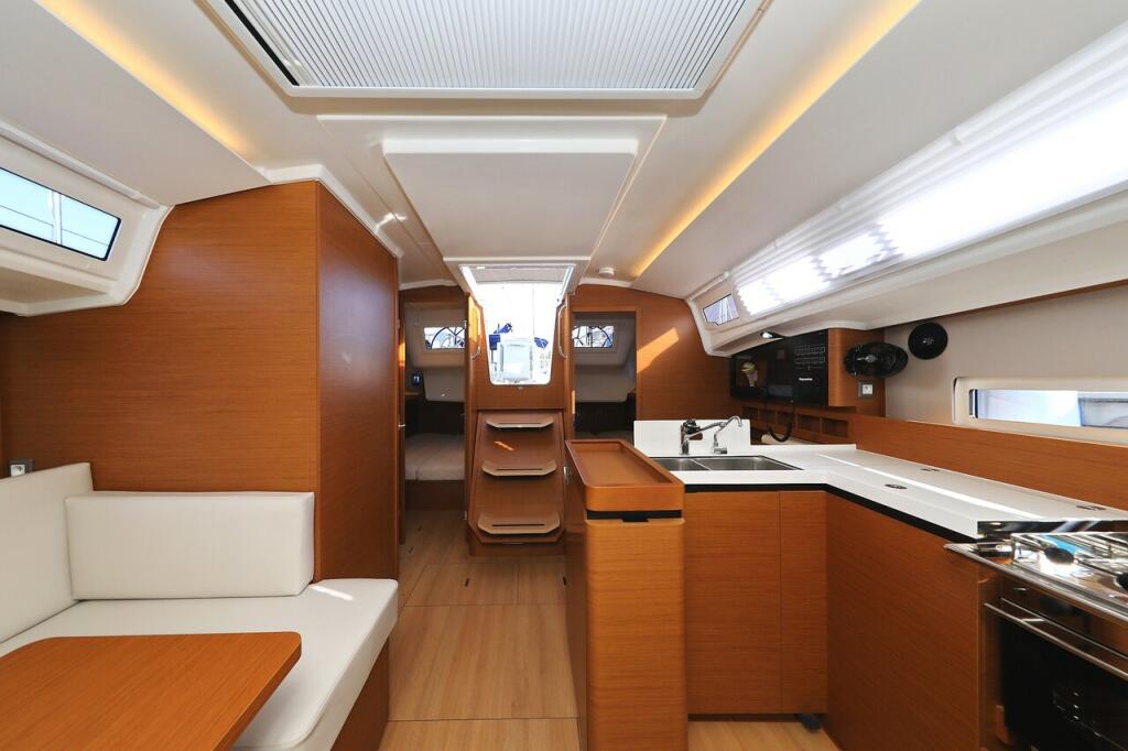 Sailing yacht 