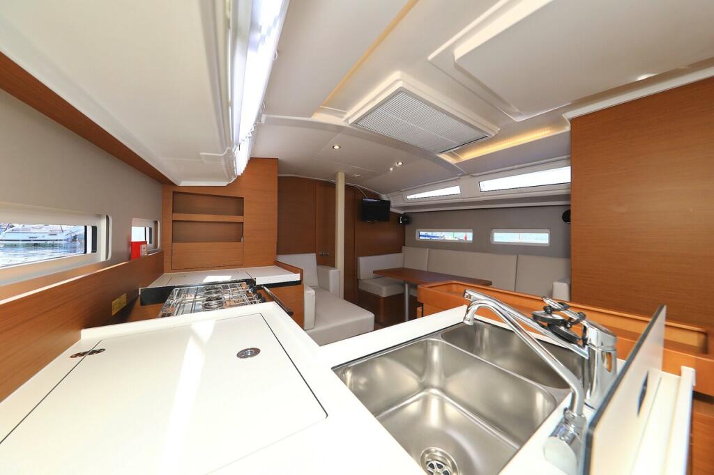 Sailing yacht 
