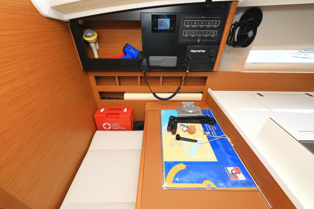 Sailing yacht 