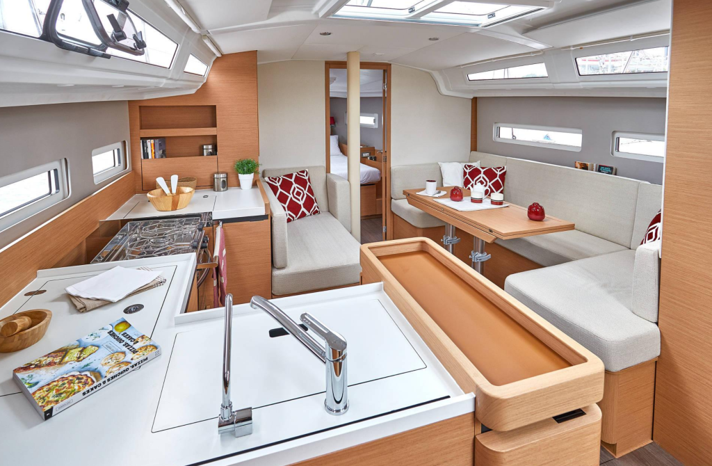 Sailing yacht 