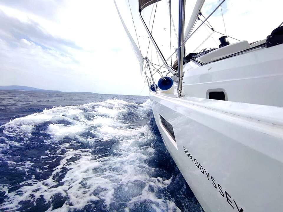 Sailing yacht 