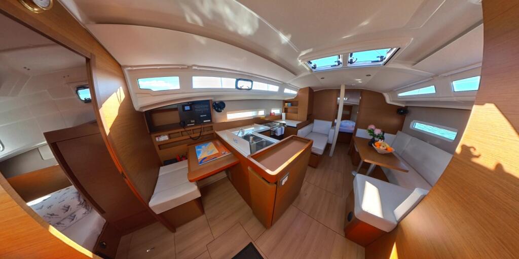 Sailing yacht 
