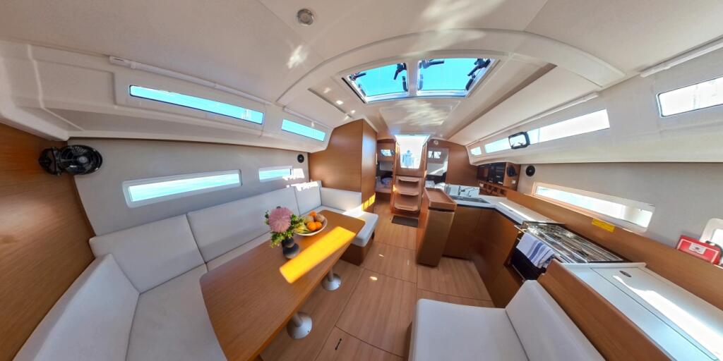 Sailing yacht 