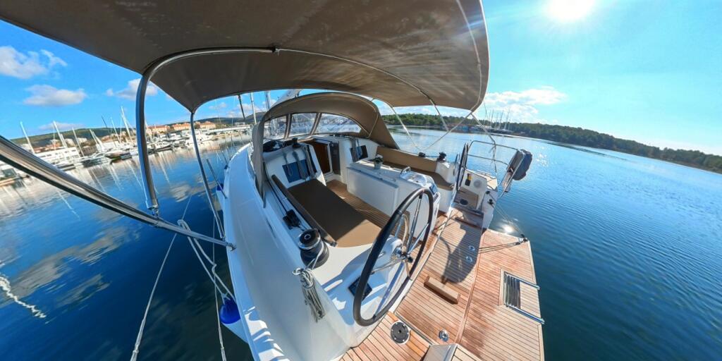 Sailing yacht 