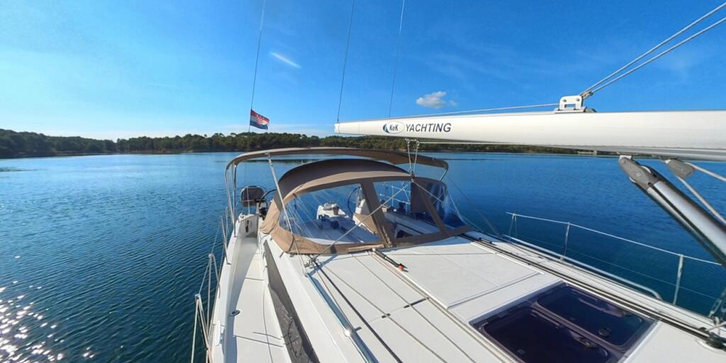 Sailing yacht 
