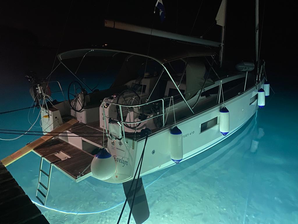 Sailing yacht 