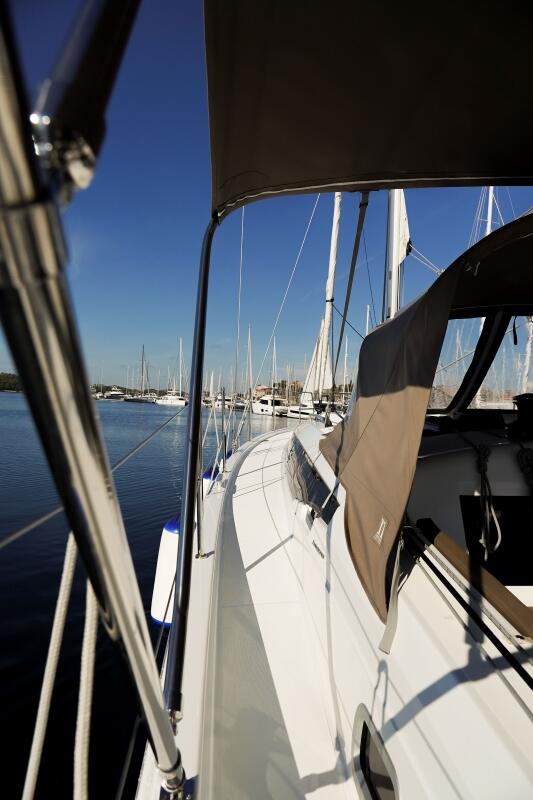 Sailing yacht 