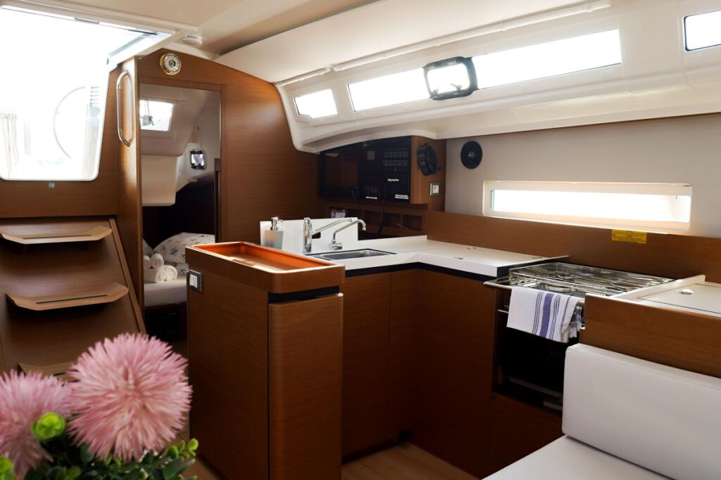 Sailing yacht 
