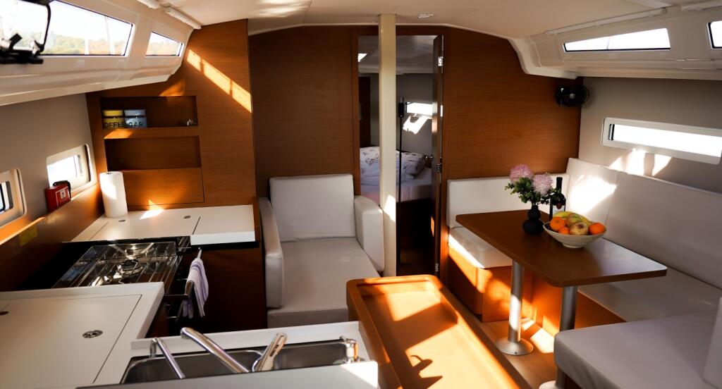 Sailing yacht 