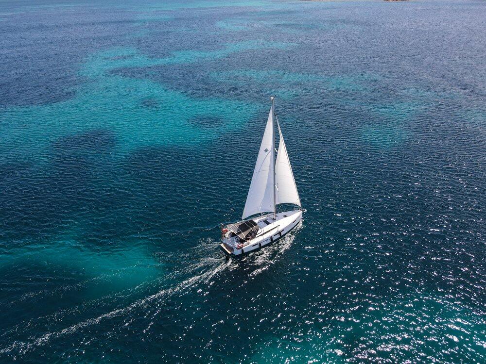 Sailing yacht 