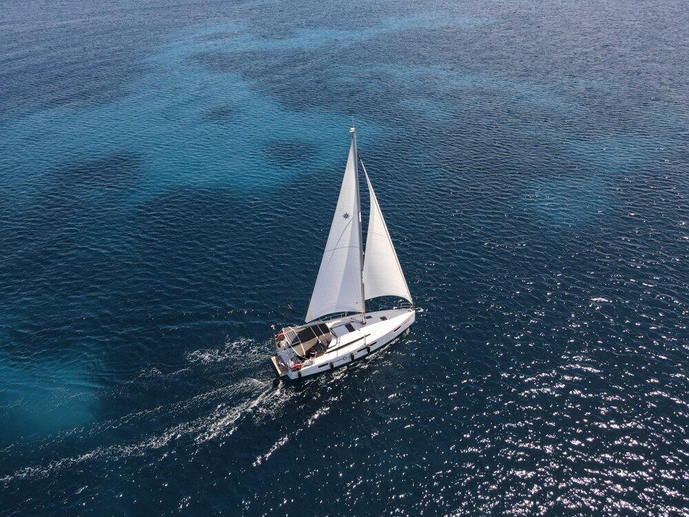 Sailing yacht 