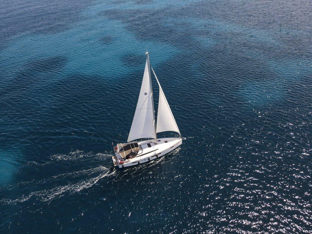Sailing yacht 