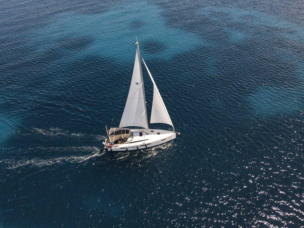 Sailing yacht 