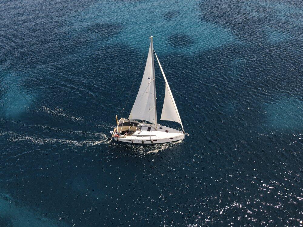 Sailing yacht 