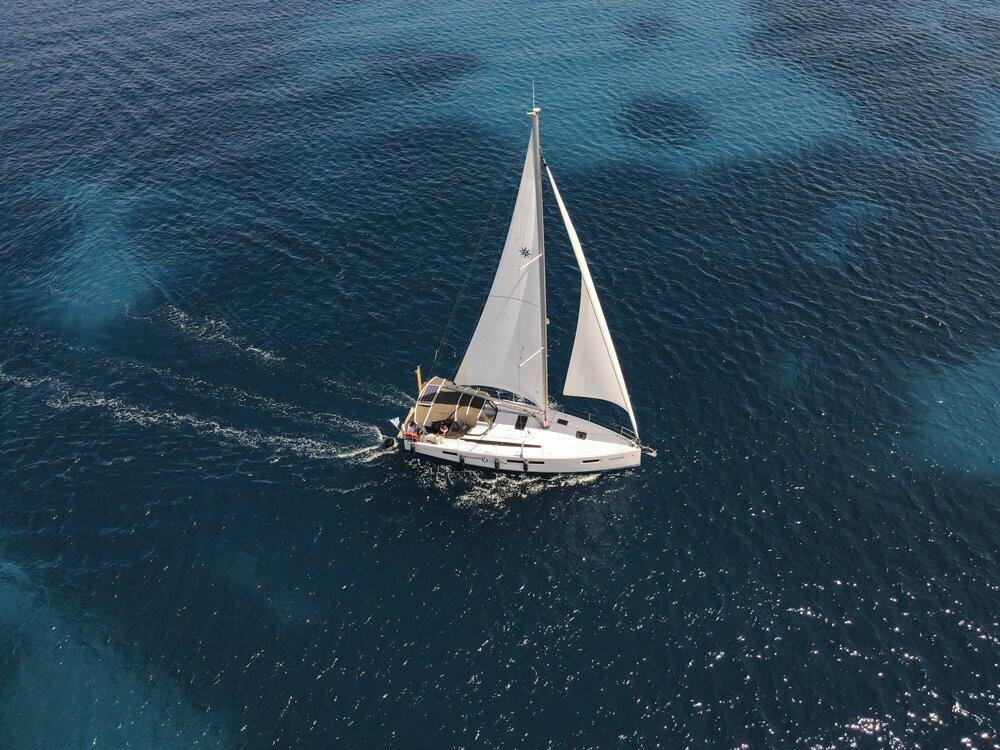 Sailing yacht 