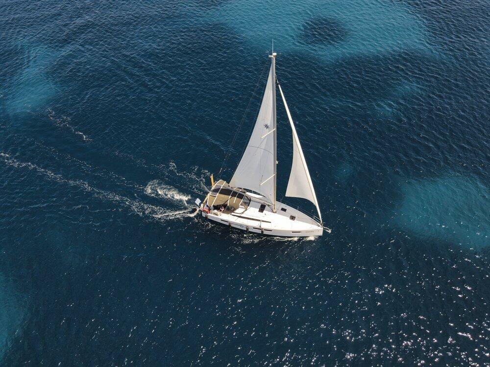 Sailing yacht 