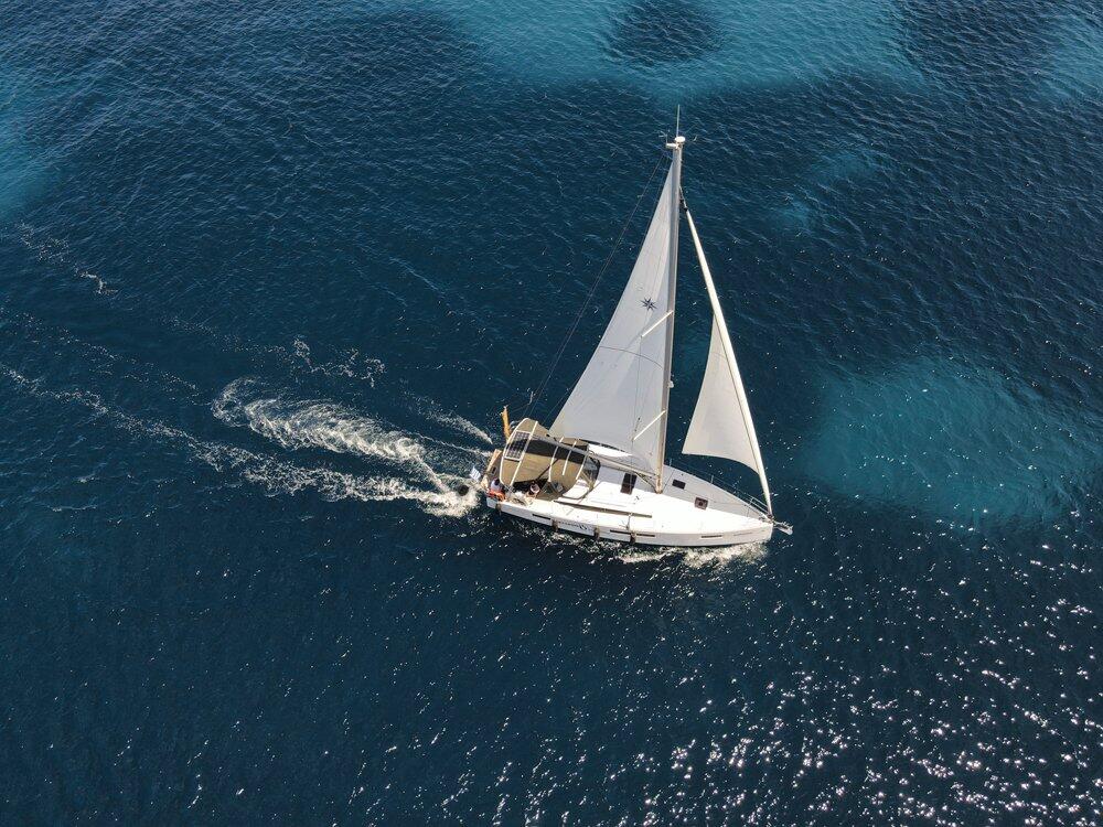 Sailing yacht 
