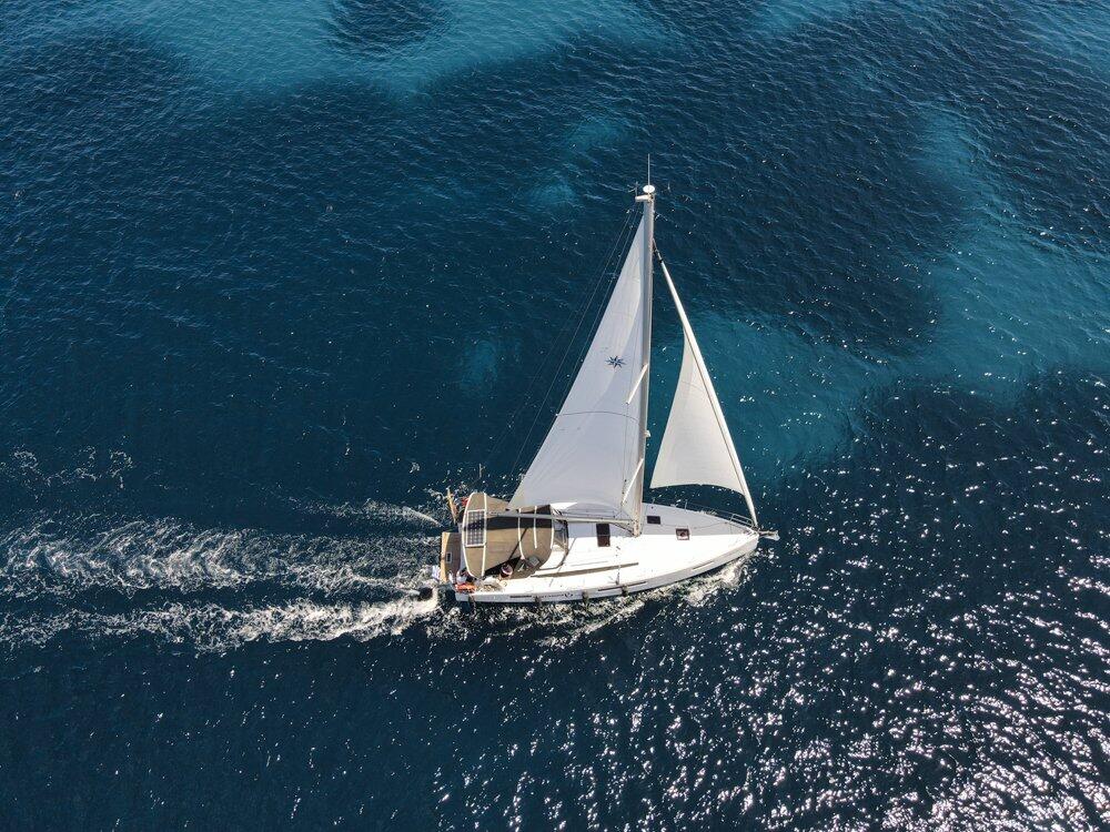 Sailing yacht 