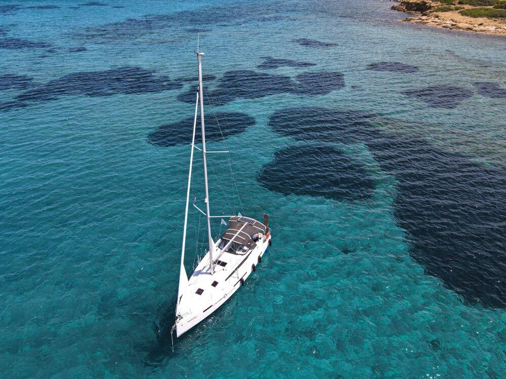 Sailing yacht 