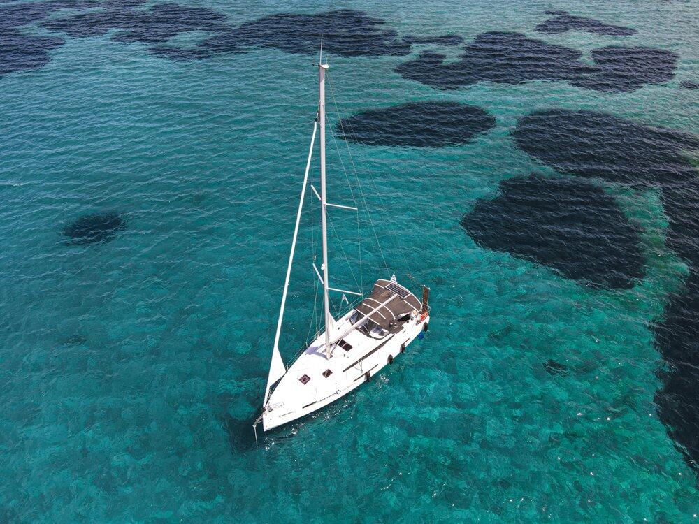Sailing yacht 