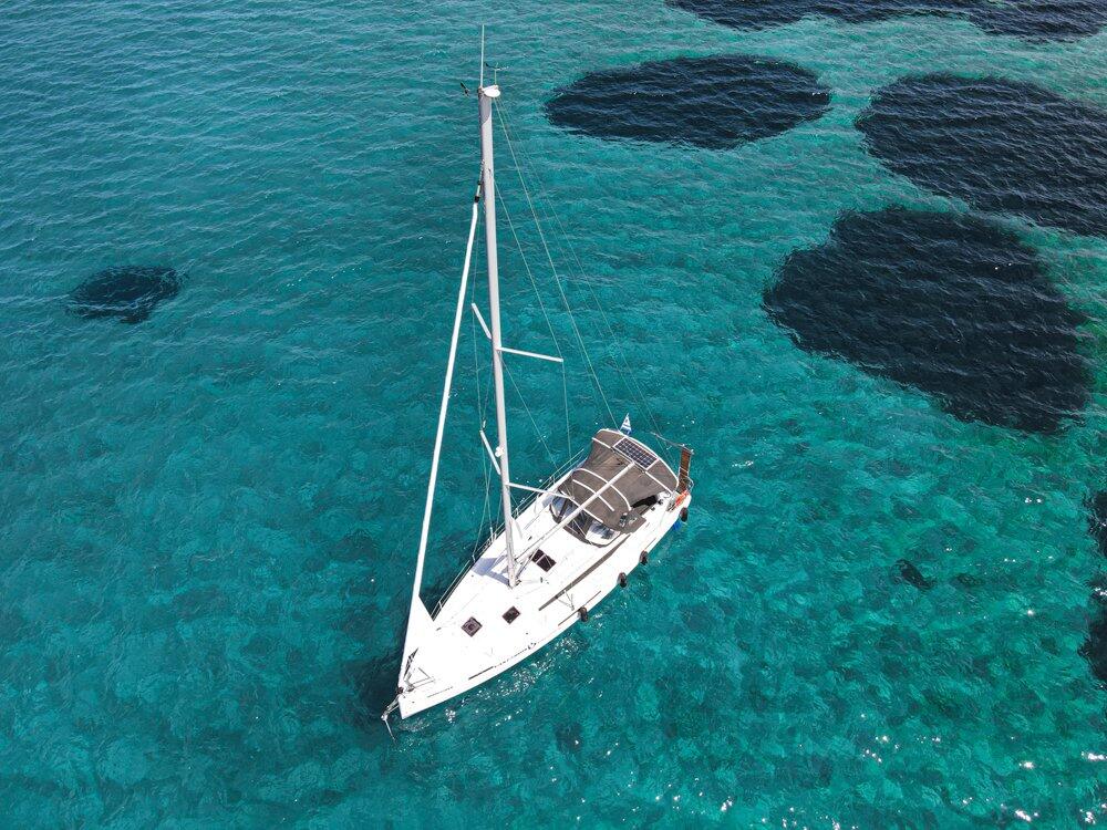 Sailing yacht 