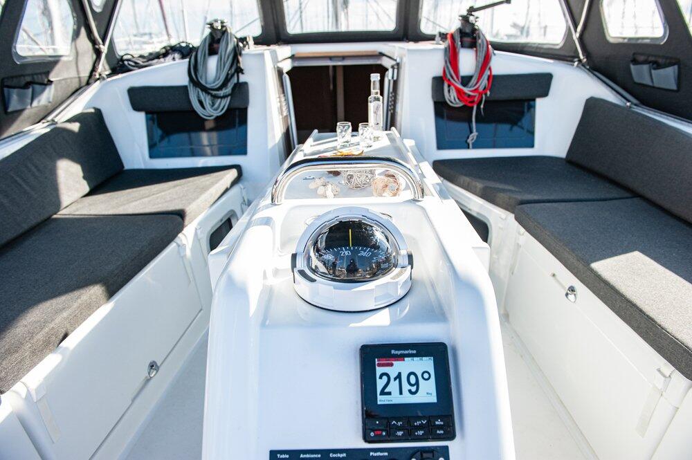 Sailing yacht 