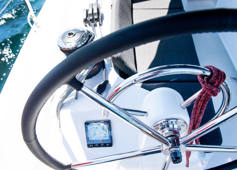 Sailing yacht 