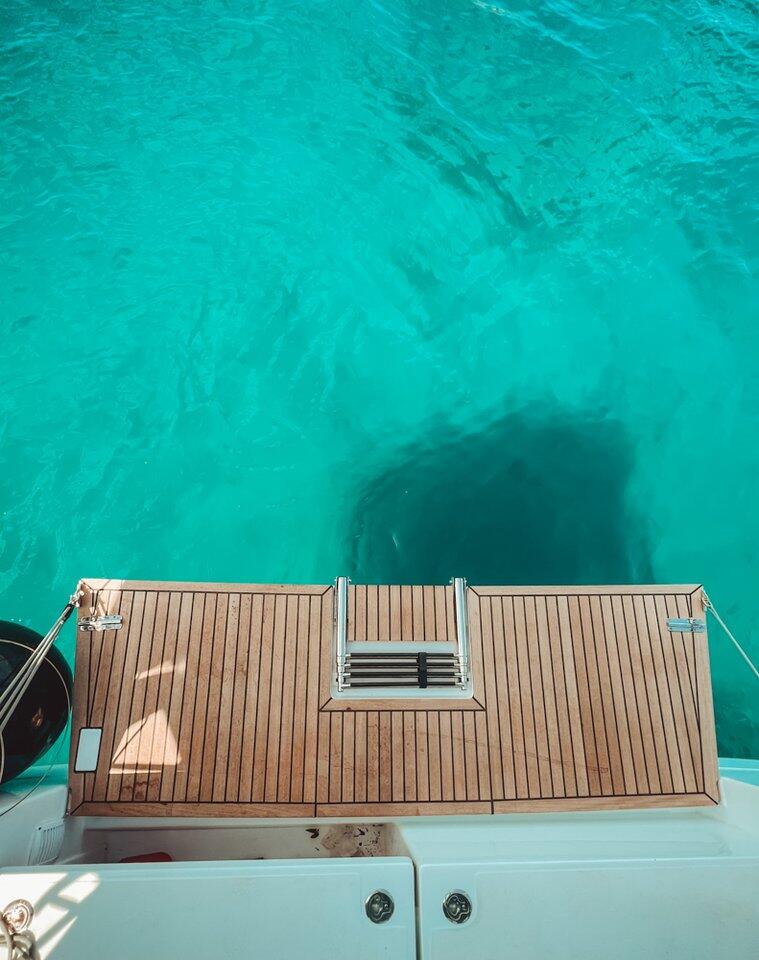 Sailing yacht 