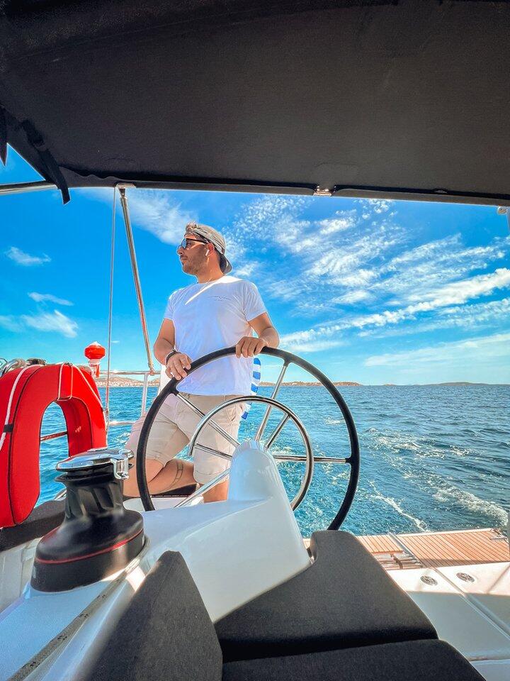 Sailing yacht 