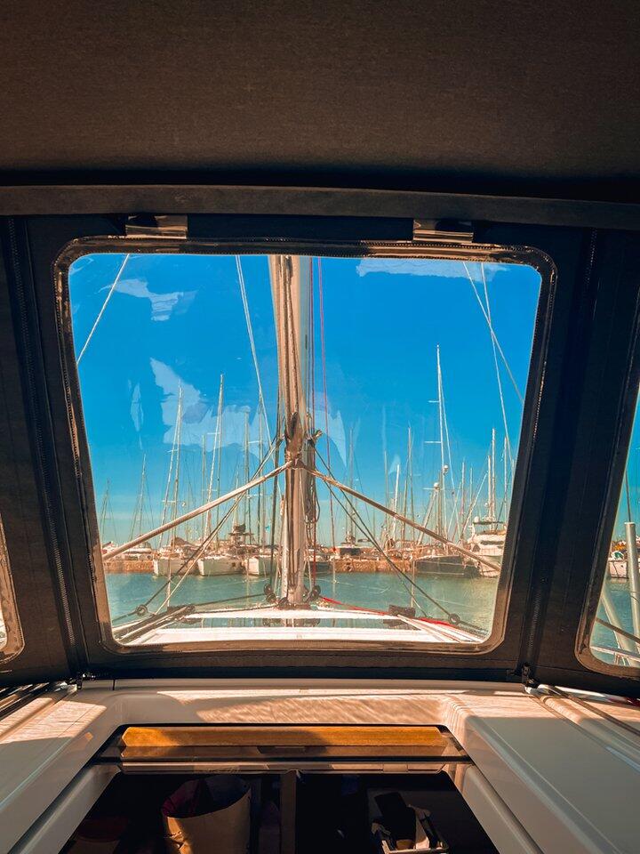 Sailing yacht 