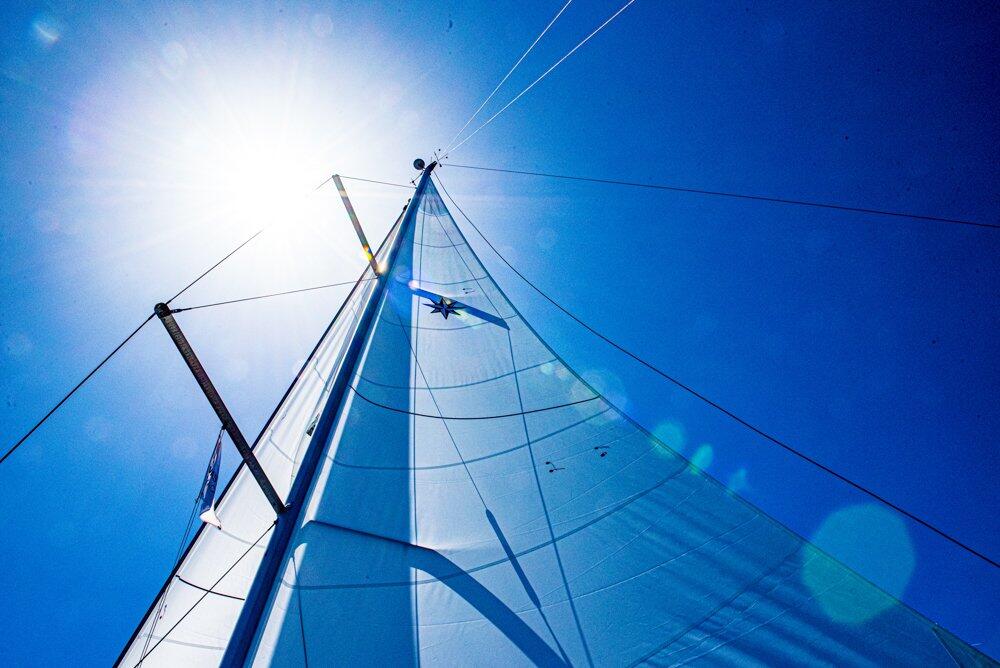 Sailing yacht 