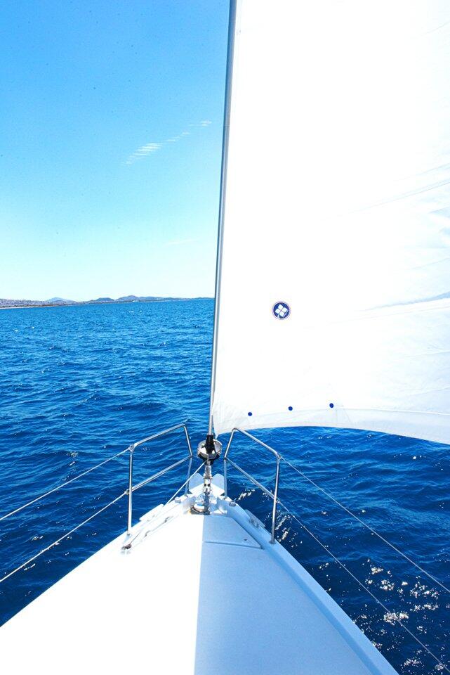 Sailing yacht 