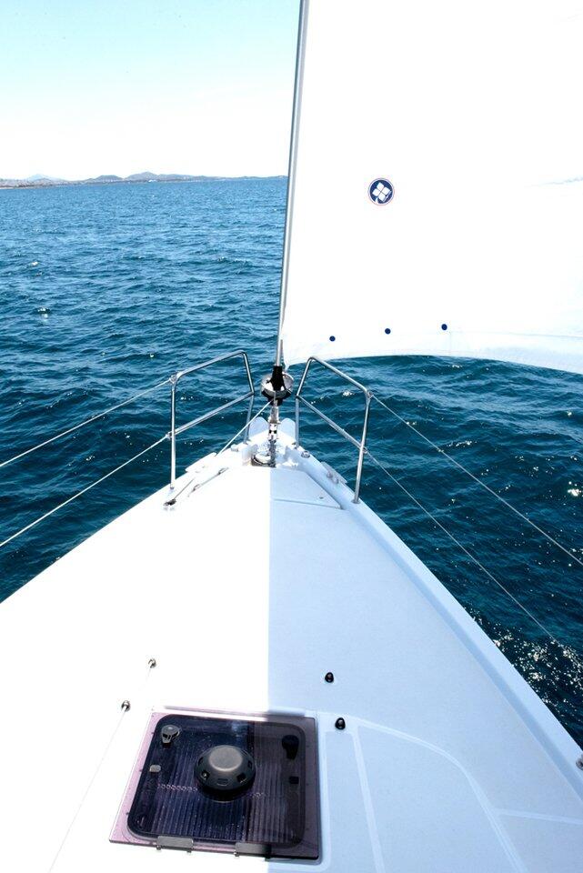 Sailing yacht 