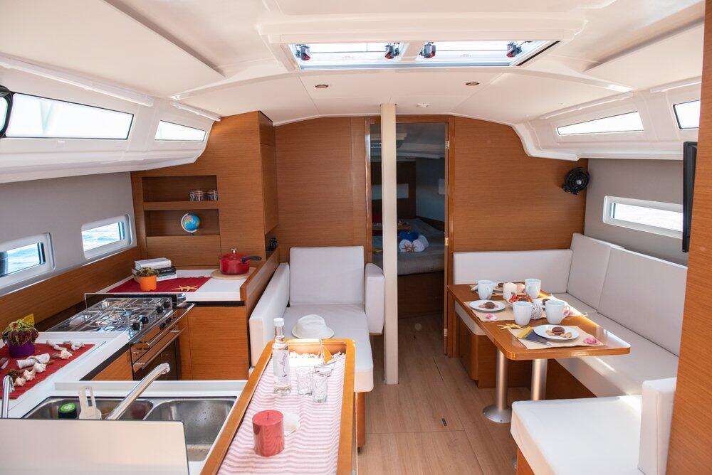 Sailing yacht 