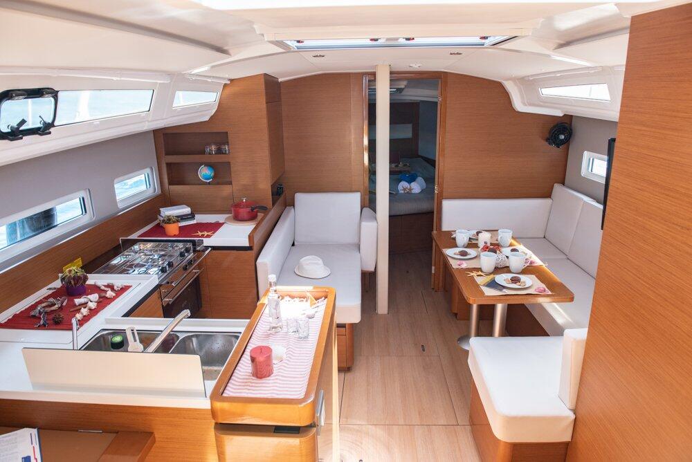 Sailing yacht 