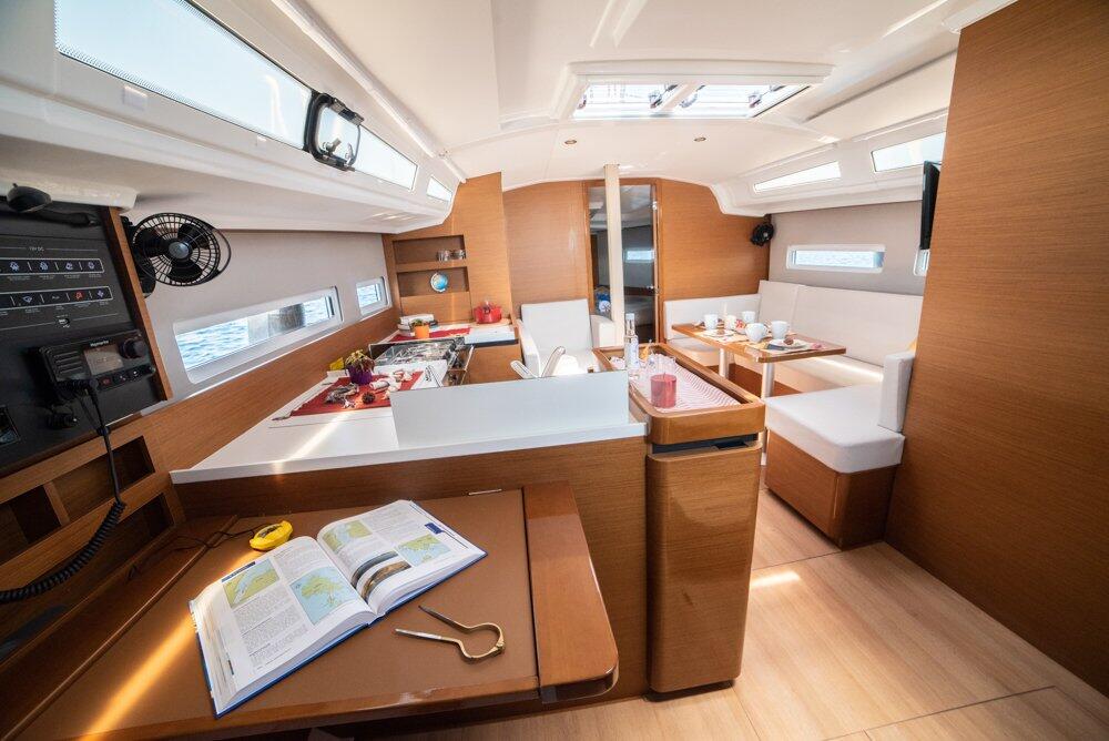 Sailing yacht 