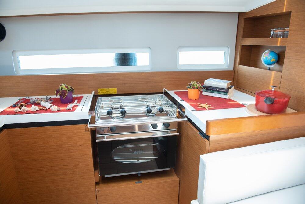 Sailing yacht 