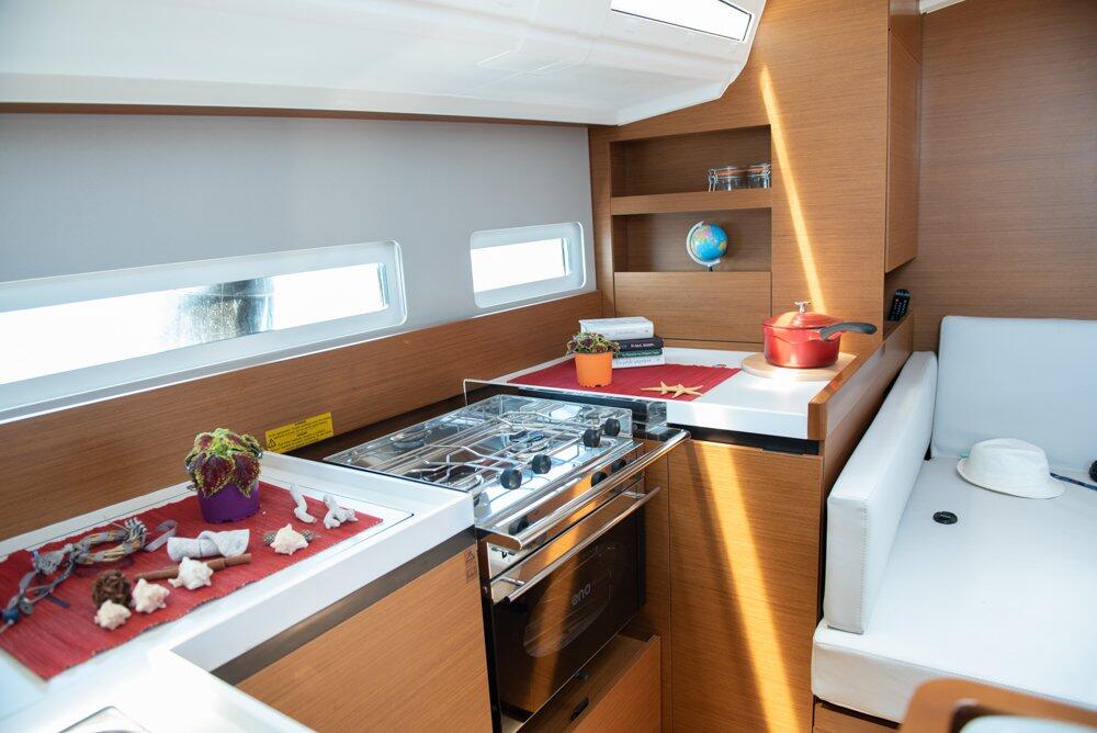 Sailing yacht 