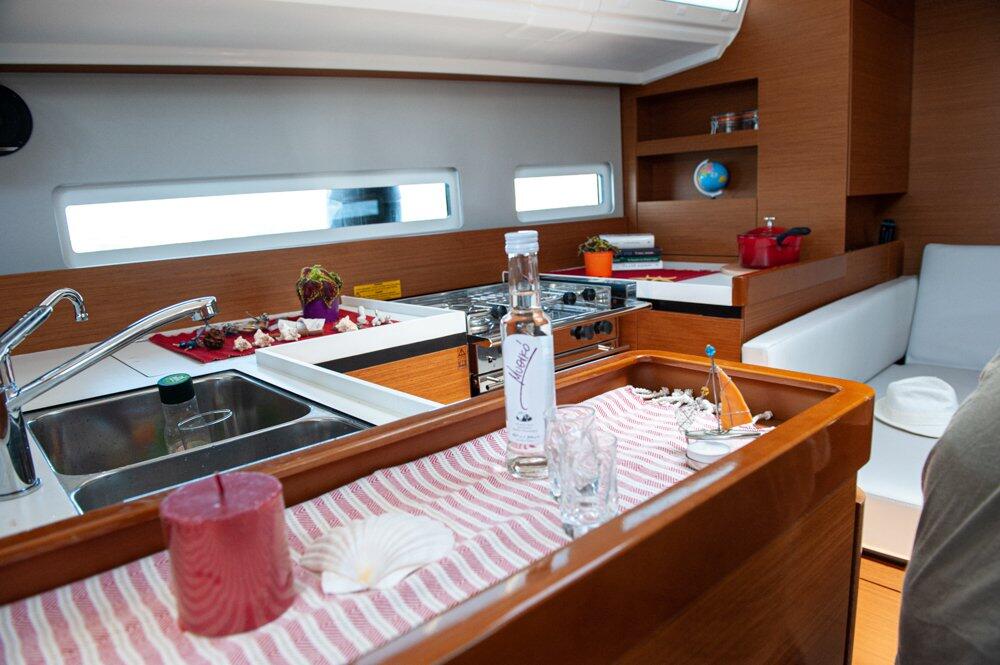 Sailing yacht 