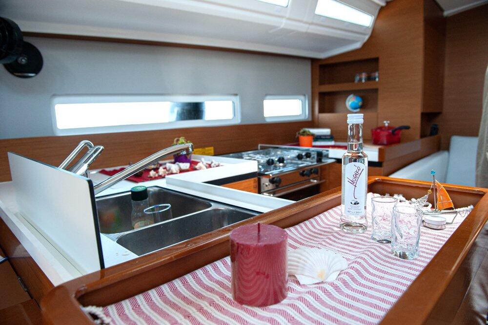 Sailing yacht 