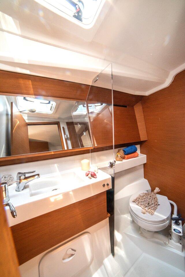 Sailing yacht 