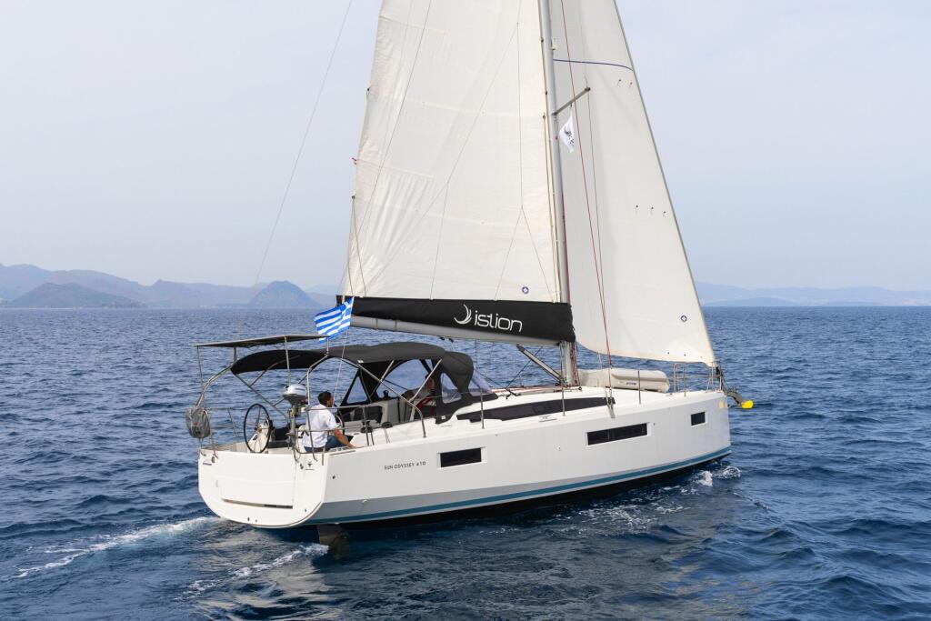 Sailing yacht 