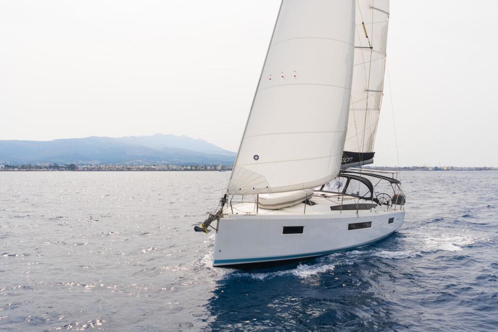 Sailing yacht 