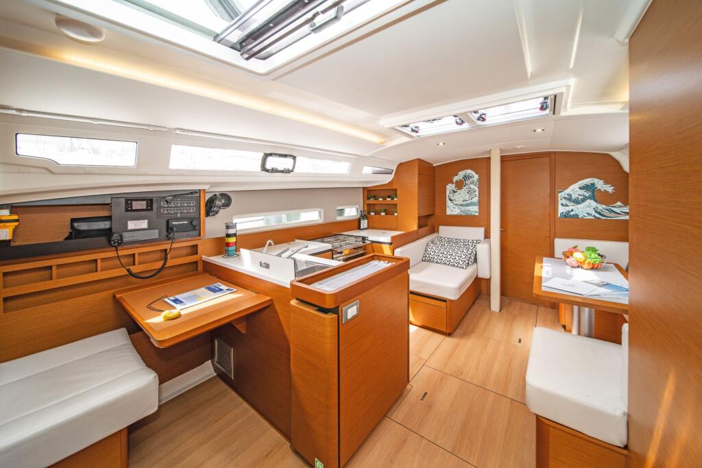 Sailing yacht 